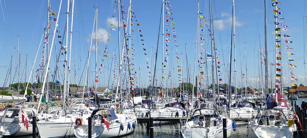 Skibe med signalflag i Bogense Havn og Marina Skibe med signalflag i Bogense Havn og Marina