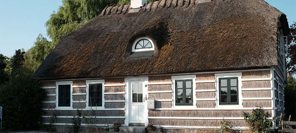 Hesnæs, rørklædte huse tæt ved havnen Hesnæs, rørklædte huse tæt ved havnen