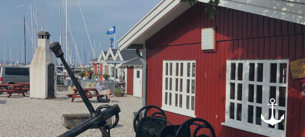Hornbæk Havn med røgovn og 'blå flag'