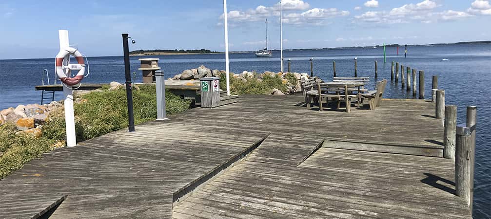 Bænke på molehovedet Langø Lystbådehavn Bænke på molehovedet Langø Lystbådehavn