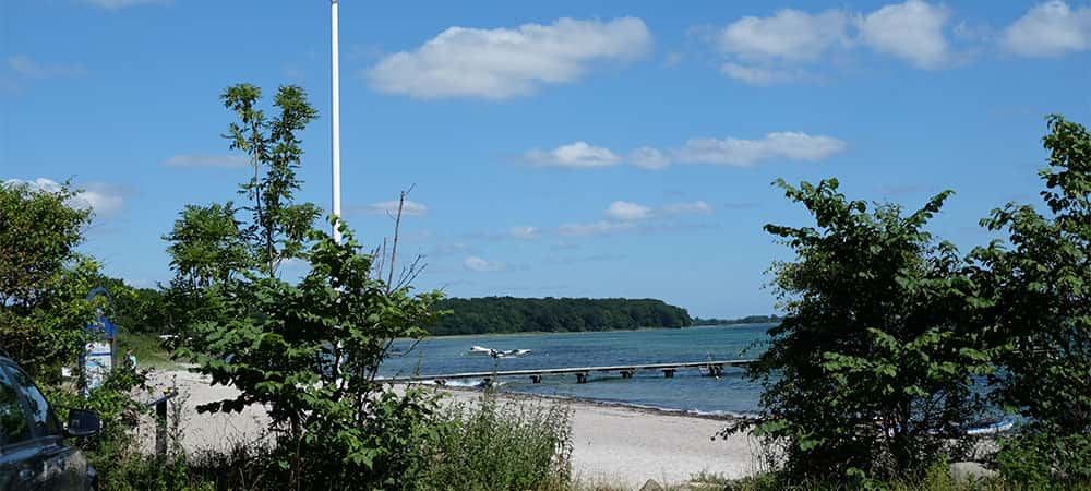 Strand med badebro ved Lundeborg Havn Strand med badebro ved Lundeborg Havn